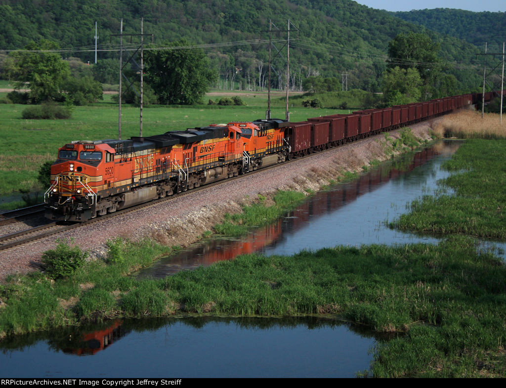 BNSF 5600